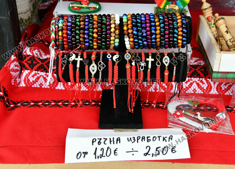 Носталгията по българската валута се пренесе в мартеничките