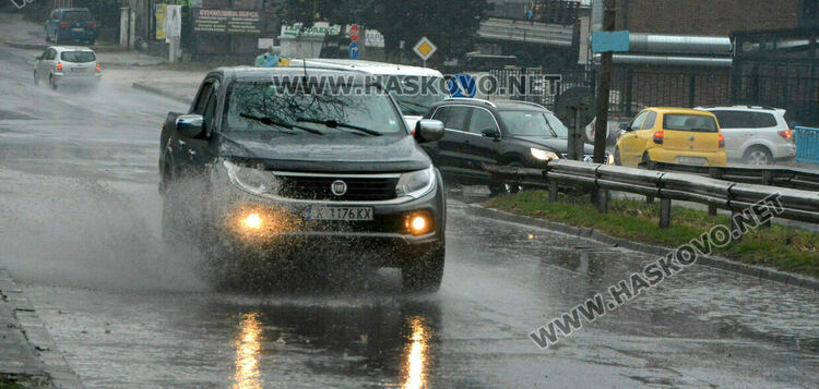 Жълт код за значителни валежи в петък