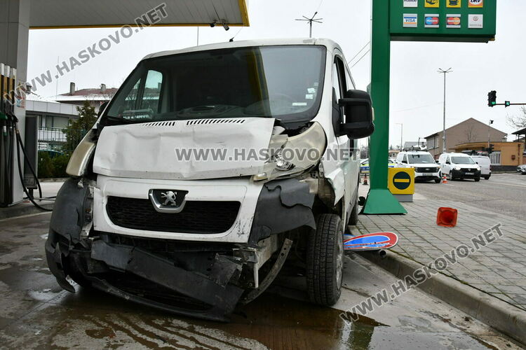 В болница остава пътничката от буса, който удари кола, помете знаци и влетя в бензиностанция