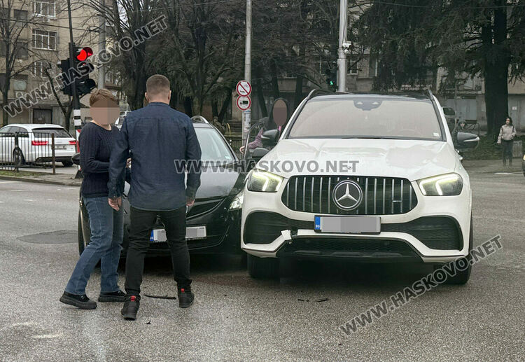 Джип &bdquo;Мерцедес&ldquo; и &bdquo;Тойота&ldquo; катастрофираха на кръстовище в Хасково