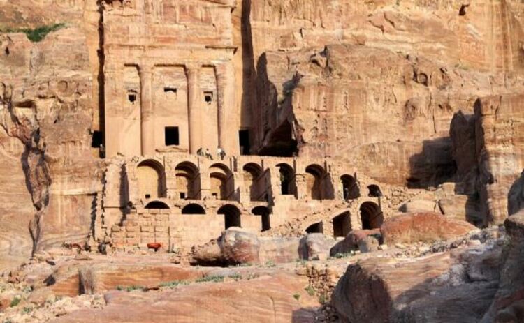 В розовочервените скали на Петра водата никога не е била просто необходимост. Тя е била сила, престиж &ndash; и инженерен блясък, издълбан директно в пясъчника