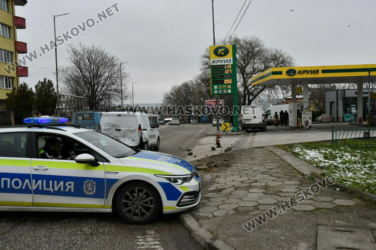 В болница остава пътничката от буса, който удари кола, помете знаци и влетя в бензиностанция