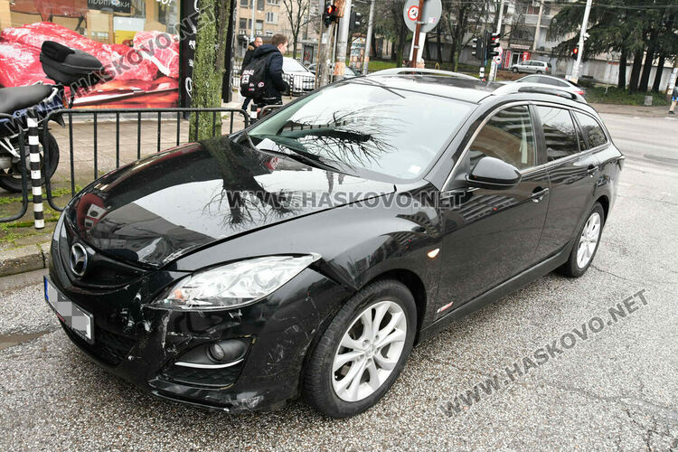 Джип &bdquo;Мерцедес&ldquo; и &bdquo;Тойота&ldquo; катастрофираха на кръстовище в Хасково