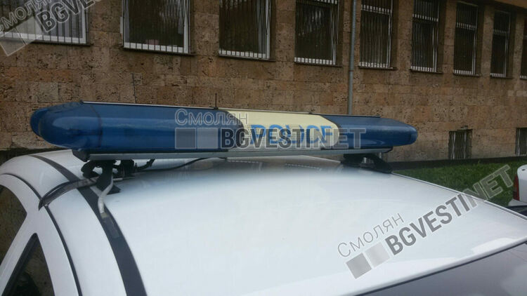 Автомобил се блъсна в стълб до детска градина в Смолян