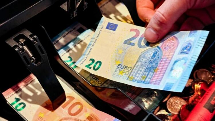 Засякоха фалшиви 20 евро при опит за самотаксуване в хипермаркет