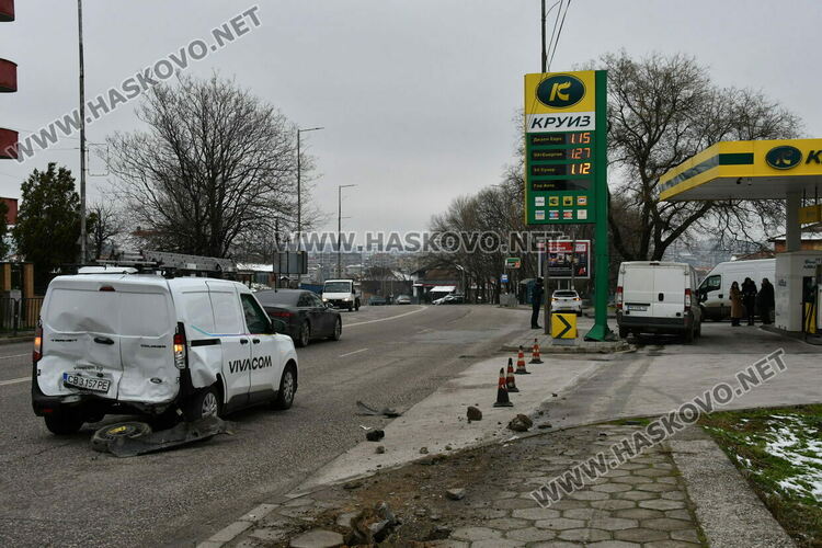 В болница остава пътничката от буса, който удари кола, помете знаци и влетя в бензиностанция