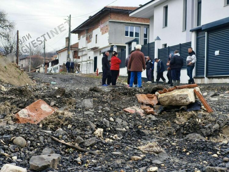 Вече 9 месеца ул.&ldquo;Плачи мост&ldquo; в кв.&ldquo;Байкал&ldquo; е в плачевно състояние