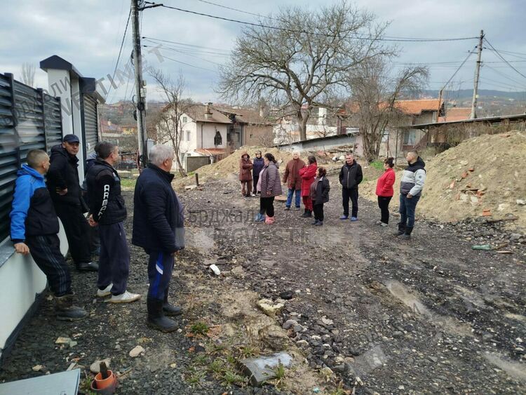 Вече 9 месеца ул.&ldquo;Плачи мост&ldquo; в кв.&ldquo;Байкал&ldquo; е в плачевно състояние