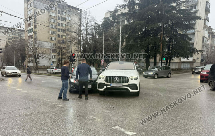 Джип &bdquo;Мерцедес&ldquo; и &bdquo;Тойота&ldquo; катастрофираха на кръстовище в Хасково