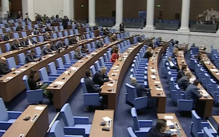 Полупразна зала приема едни от най-важните законопроекти на този парламент - въвеждането на мултифондова система във втория и третия стълб.