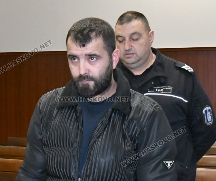 Експерти ще установят дали е стреляно със задържаните в тир оръжия на части