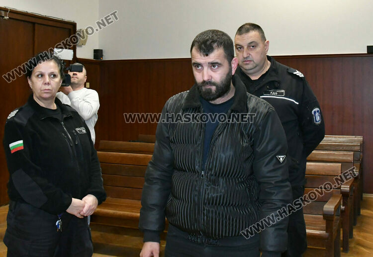 Експерти ще установят дали е стреляно със задържаните в тир оръжия на части