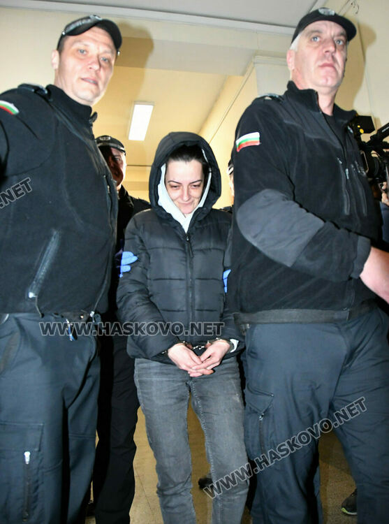 Задържаната с кокаин полицейска служителка остава в ареста