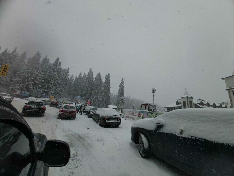 Закъсали автомобили затрудняват движението в Пампорово