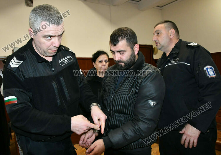 Експерти ще установят дали е стреляно със задържаните в тир оръжия на части