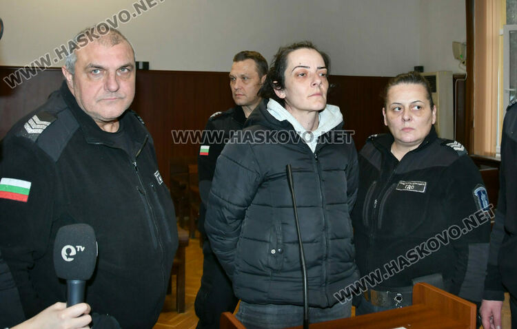 Задържаната с кокаин полицейска служителка остава в ареста