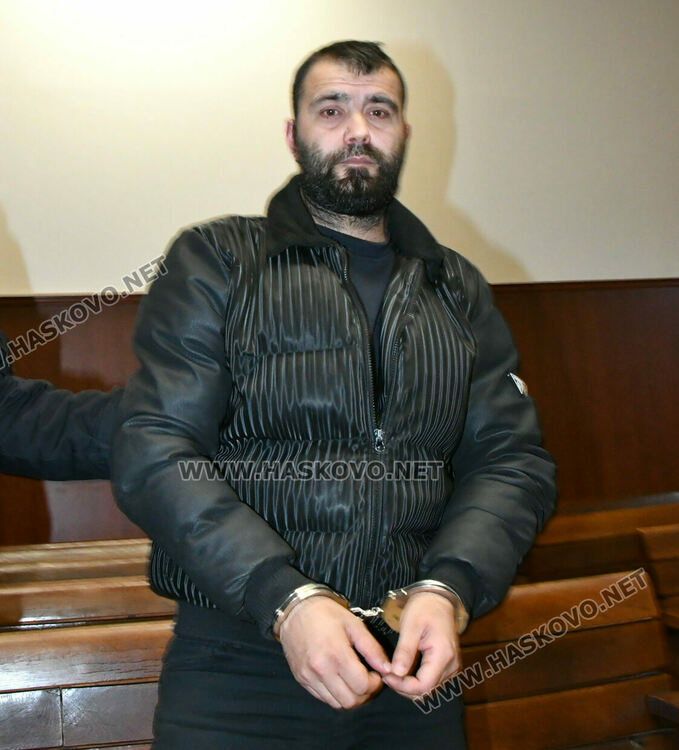 Експерти ще установят дали е стреляно със задържаните в тир оръжия на части