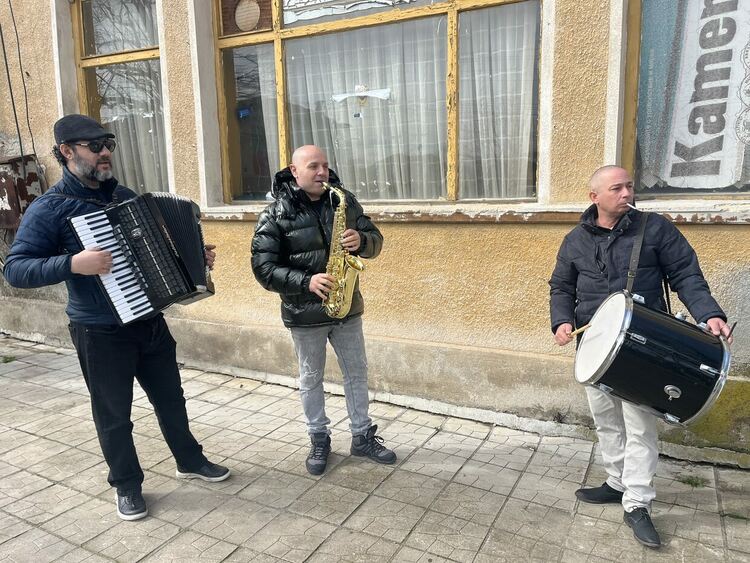 Конкурси за най-доброто вино и тестени изделия проведоха на Трифон Зарезан в с. Мандра 