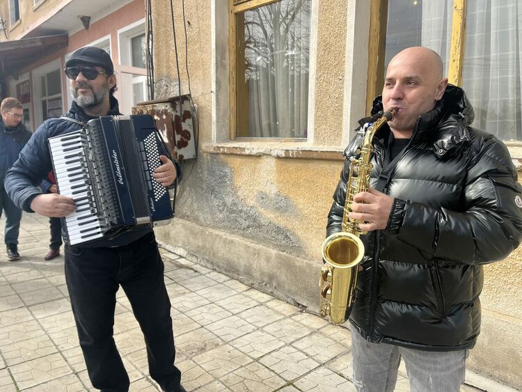 Конкурси за най-доброто вино и тестени изделия проведоха на Трифон Зарезан в с. Мандра 