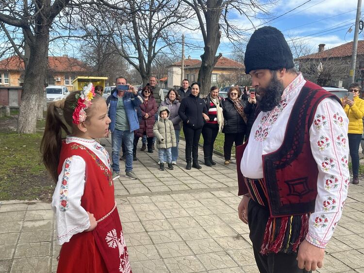 Конкурси за най-доброто вино и тестени изделия проведоха на Трифон Зарезан в с. Мандра 