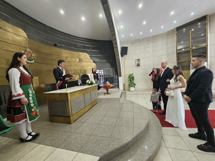 Три нови семейства се врекоха във врярност на връх празника на влюбените в Димитровград