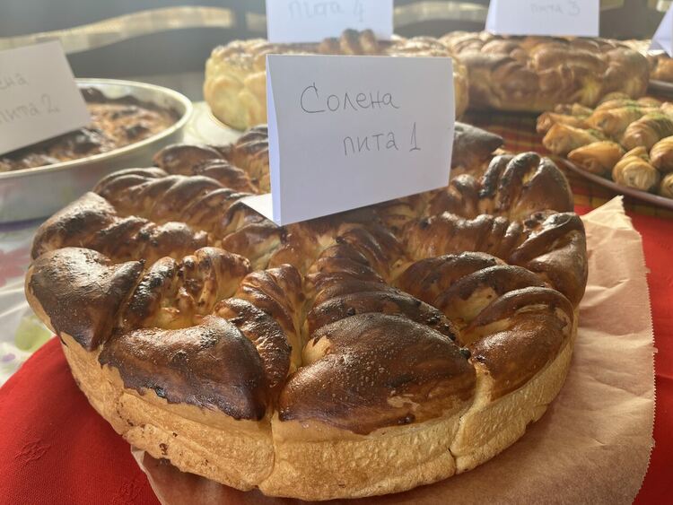 Конкурси за най-доброто вино и тестени изделия проведоха на Трифон Зарезан в с. Мандра 