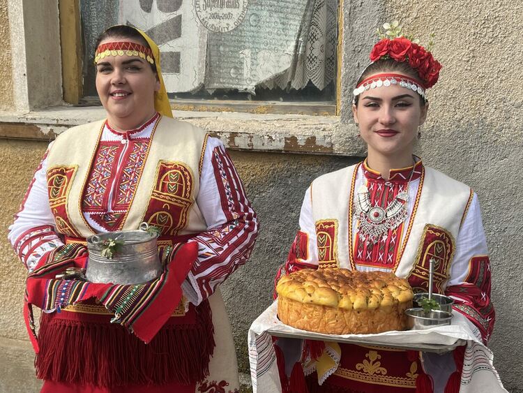 Конкурси за най-доброто вино и тестени изделия проведоха на Трифон Зарезан в с. Мандра 