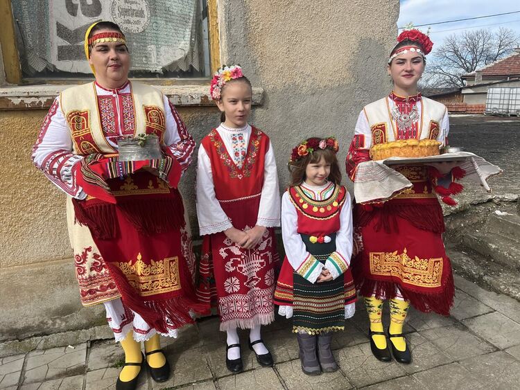 Конкурси за най-доброто вино и тестени изделия проведоха на Трифон Зарезан в с. Мандра 