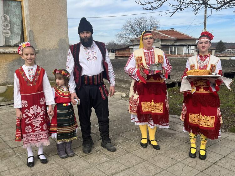 Конкурси за най-доброто вино и тестени изделия проведоха на Трифон Зарезан в с. Мандра 