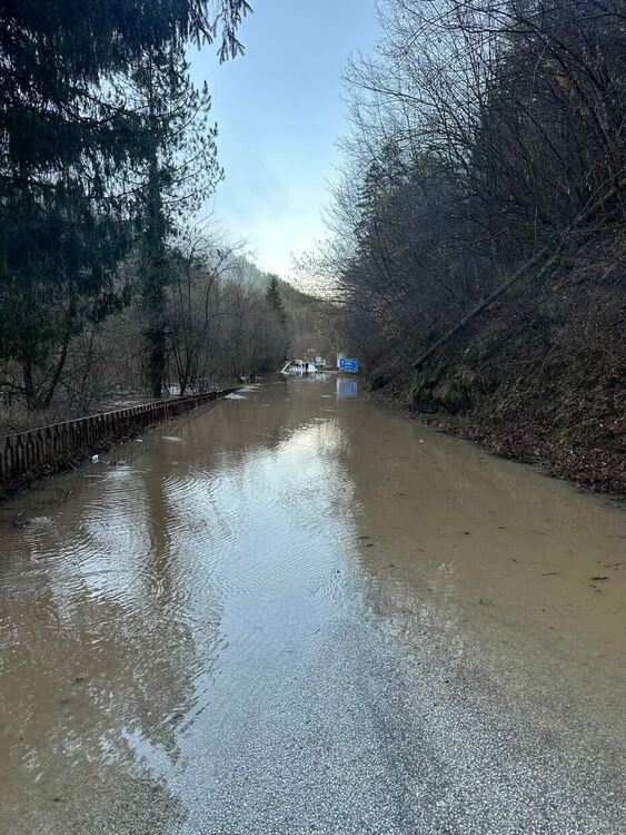 Наводнен път към Буйновското ждрело след изливане на реката 