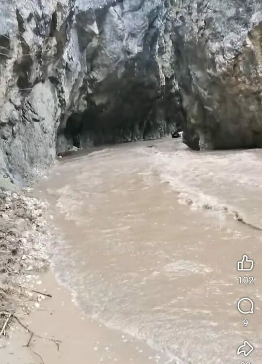 Наводнен път към Буйновското ждрело след изливане на реката 