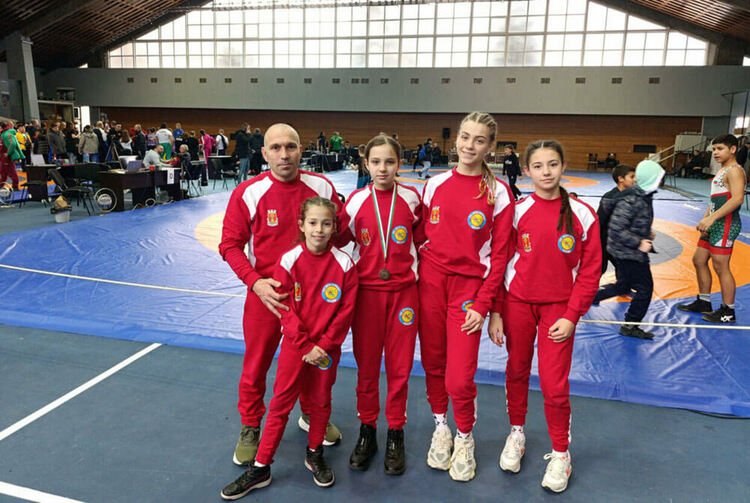 Треньорът Стоян Чобанов и момичешкият отбор на СК &bdquo;Ангел войвода&ldquo;, 