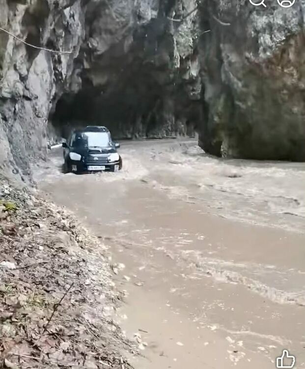 Наводнен път към Буйновското ждрело след изливане на реката 