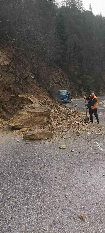 Редица населени места в Смолянско без ток, наводнени къщи в Неделино, махала в Мадан откъсната от света