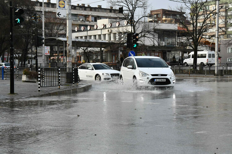 Реки потекоха по булевардите в Хасково