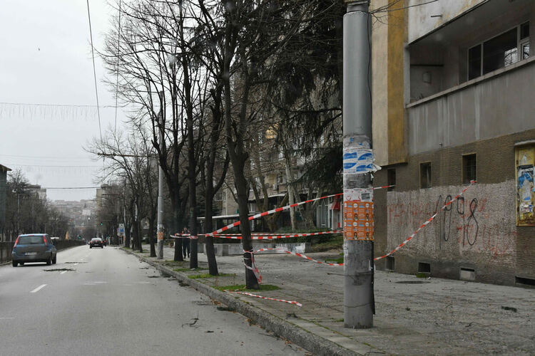 Силният вятър вдигна на крак пожарната в Хасково