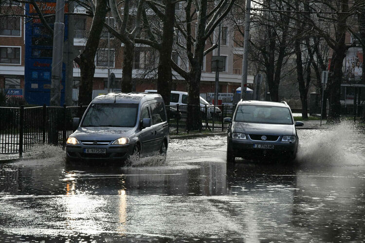 Реки потекоха по булевардите в Хасково