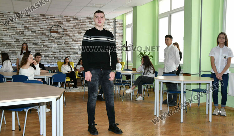 Награди за ученици и нов кабинет по БЕЛ за патронния празник на Езиковата гимназия