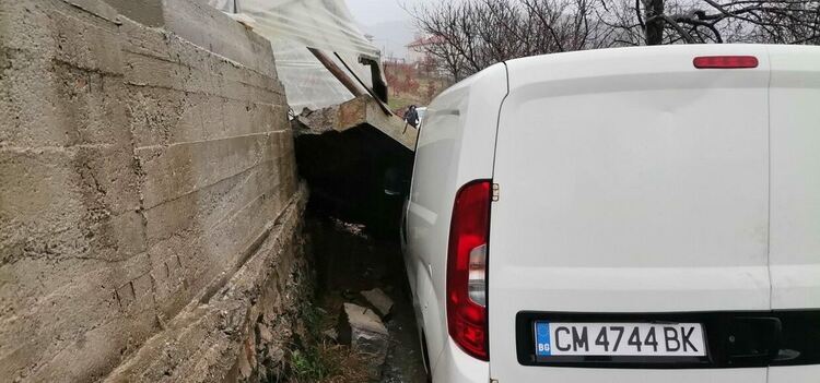 с.Старцево, подпорна стена се срути върху кола