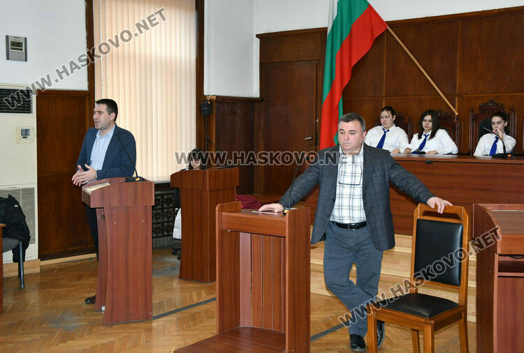 Ученици от ПГДС слушаха лекция в хасковския съд за детското насилие и наказателната отговорност