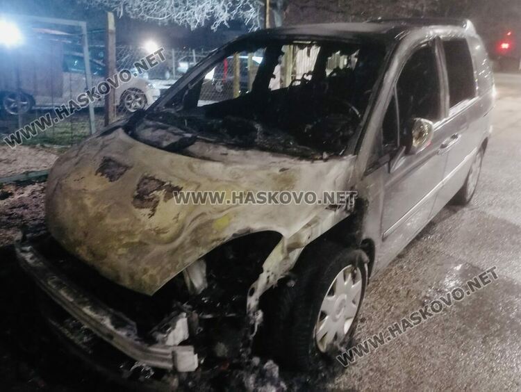 Кола изгоря на булевард &bdquo;Освобождение&ldquo; в Хасково