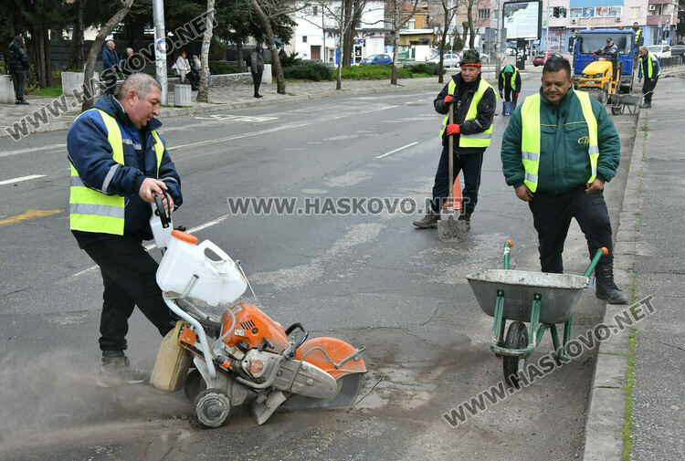 Изкърпват дупки по централни булеварди и улици в Хасково, почистиха паднали листа и клони