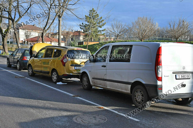 Три коли катастрофираха край парка над ДНА в Хасково