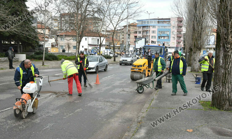 Изкърпват дупки по централни булеварди и улици в Хасково, почистиха паднали листа и клони