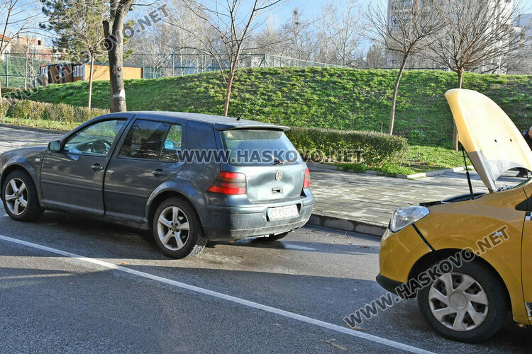 Три коли катастрофираха край парка над ДНА в Хасково