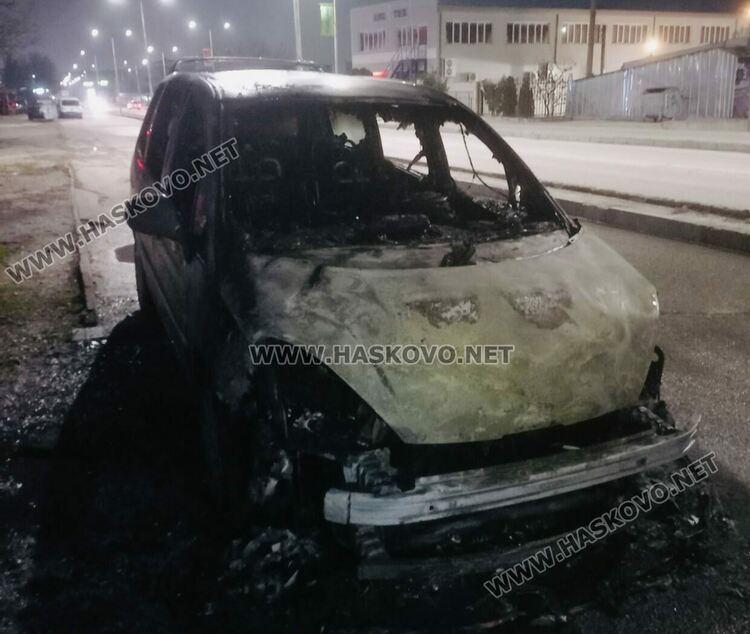 Кола изгоря на булевард &bdquo;Освобождение&ldquo; в Хасково
