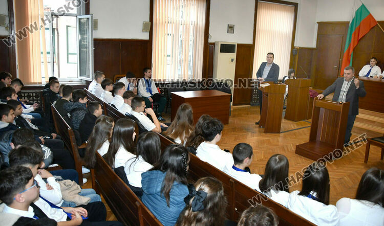 Ученици от ПГДС слушаха лекция в хасковския съд за детското насилие и наказателната отговорност