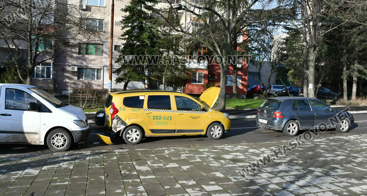 Три коли катастрофираха край парка над ДНА в Хасково