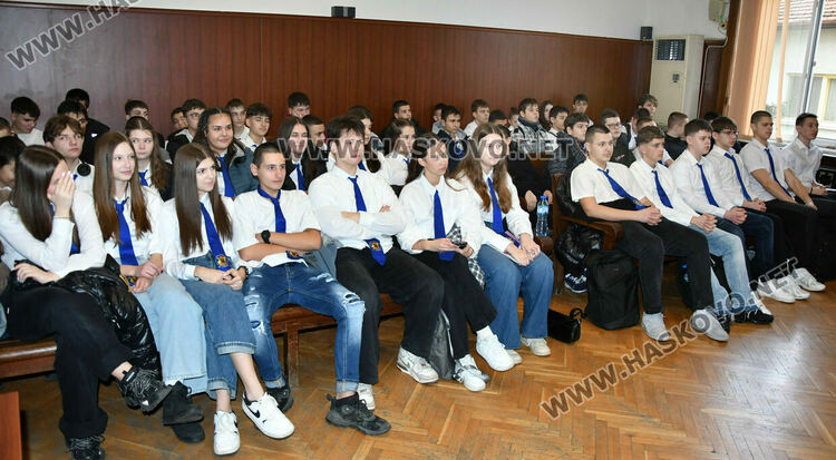 Ученици от ПГДС слушаха лекция в хасковския съд за детското насилие и наказателната отговорност