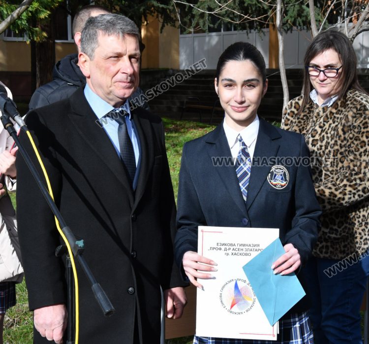 Награди за ученици и нов кабинет по БЕЛ за патронния празник на Езиковата гимназия